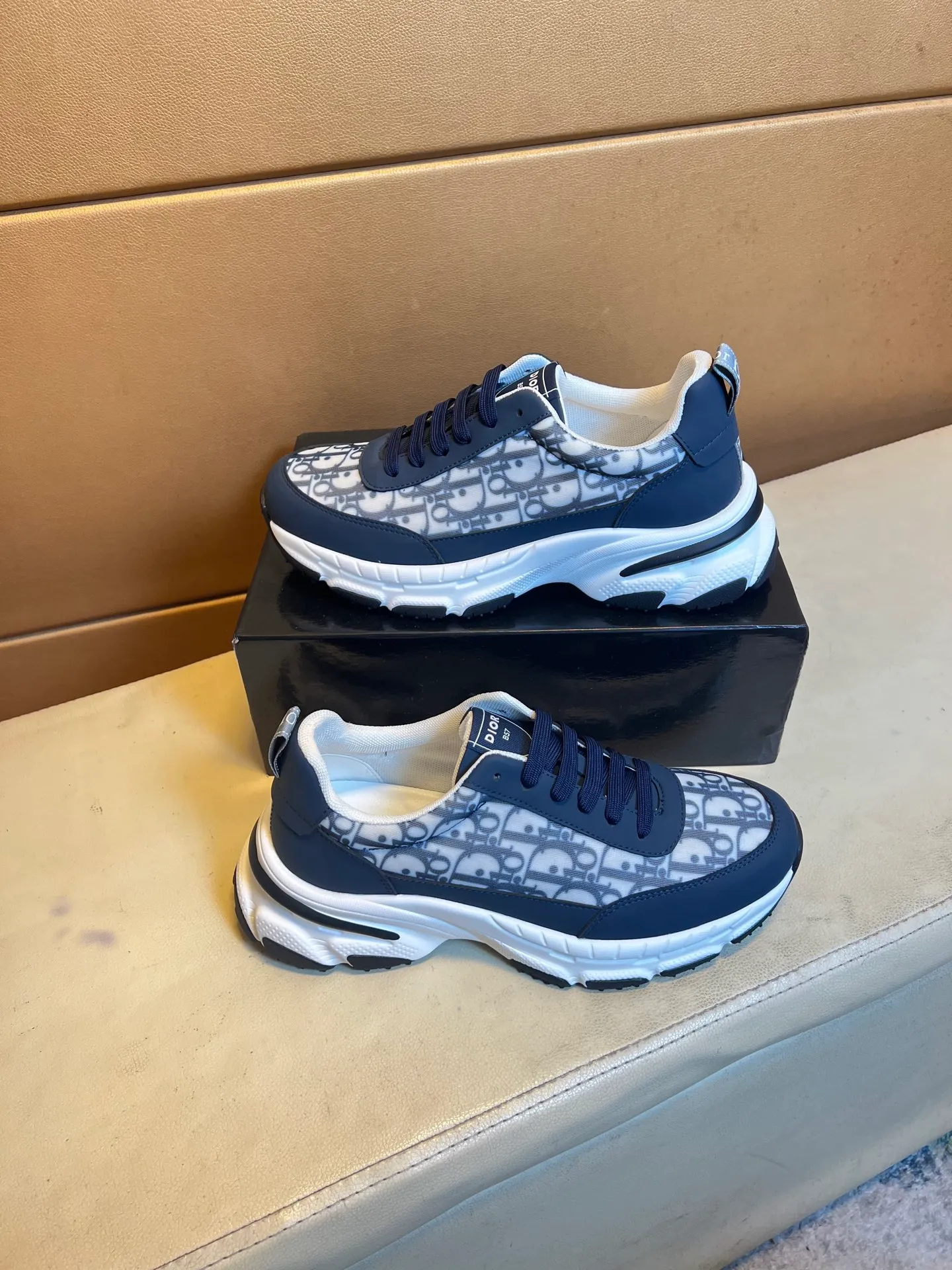 Men's men's shoes💰440💰👑👑Dior original quality.~ Unique modern style sneakers. 🏃A must-have casual shoe for trendy men😍😍 Original brand imported from Italy, imported original leather, sheep lining (refuses to discolor and grind feet) Sole: Original sole provided by the original factory, French lazy style design ⚠️Fit to the feet, original quality, super comfortable original sole. It’s like shooting the real thing 🎬The real thing is better, high-quality sneakers wan men’s shoe size: 38-44